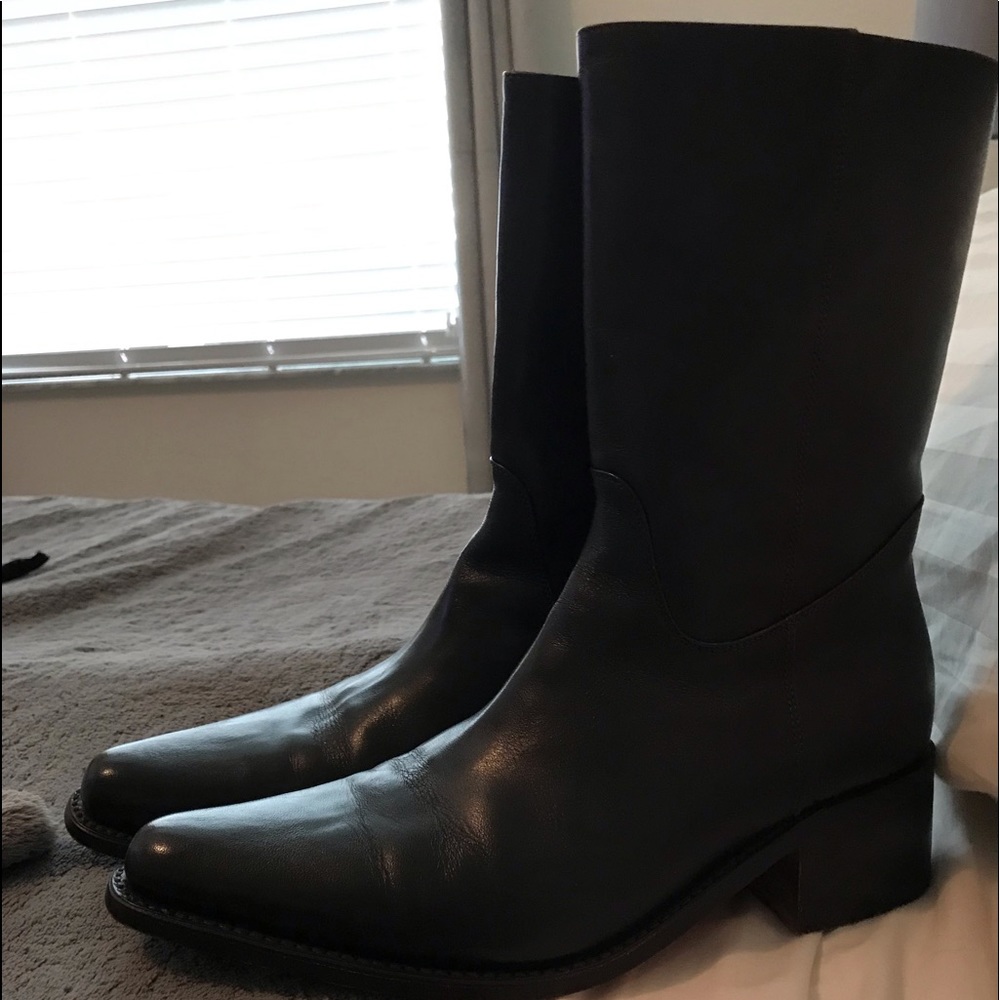 Chocolate brown Frye boots 8.5. I can no longer fit these boots